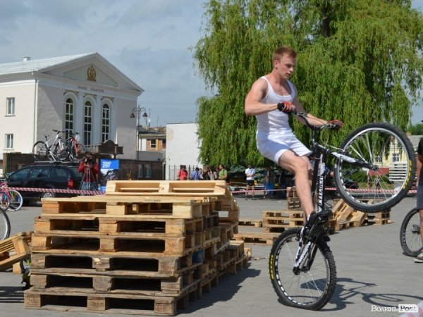 Велодень у Луцьку зібрав більше тисячі людей. ФОТО 