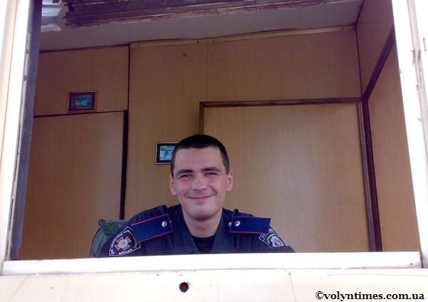 У Луцьку чоловіка в шортах не пустили в приміщення ДАІ