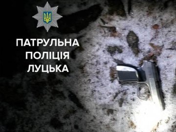 У Луцьку затримали чоловіка, який розмахував пістолетом