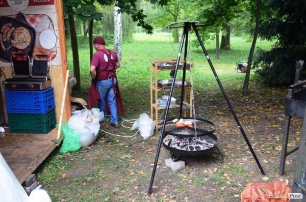 На луцькому «Фестивалі національної кухні» свиню почали пекти ще уночі. ФОТО