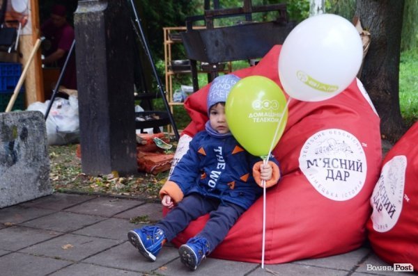 На луцькому «Фестивалі національної кухні» свиню почали пекти ще уночі. ФОТО