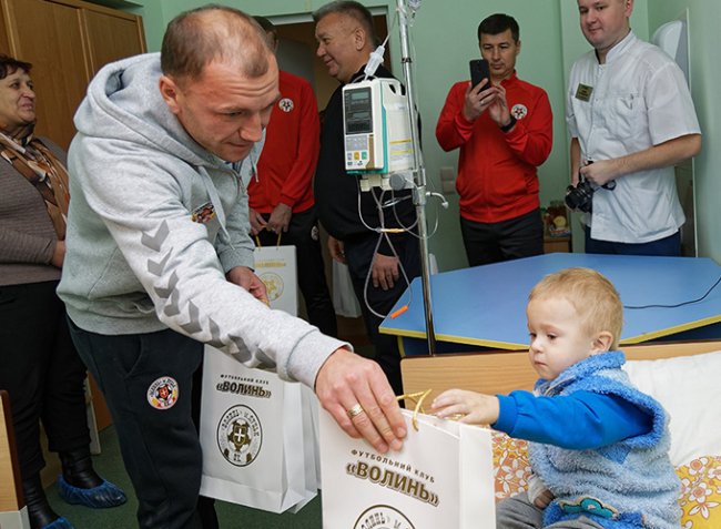 Футболісти «Волині» здали кров для недоношених діток. ФОТО