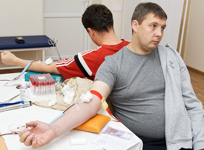 Футболісти «Волині» здали кров для недоношених діток. ФОТО