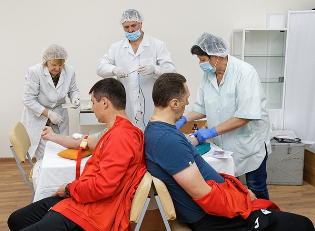 Футболісти «Волині» здали кров для недоношених діток. ФОТО