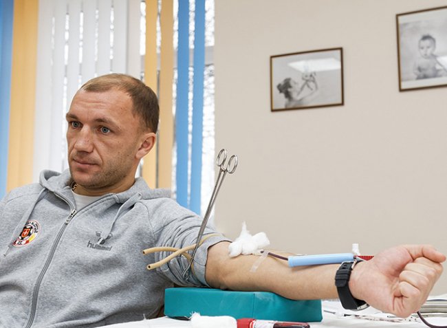 Футболісти «Волині» здали кров для недоношених діток. ФОТО