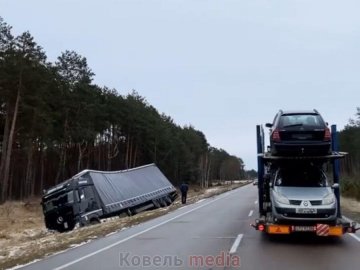 На трасі Київ-Ковель вантажівка злетіла з дороги у кювет 