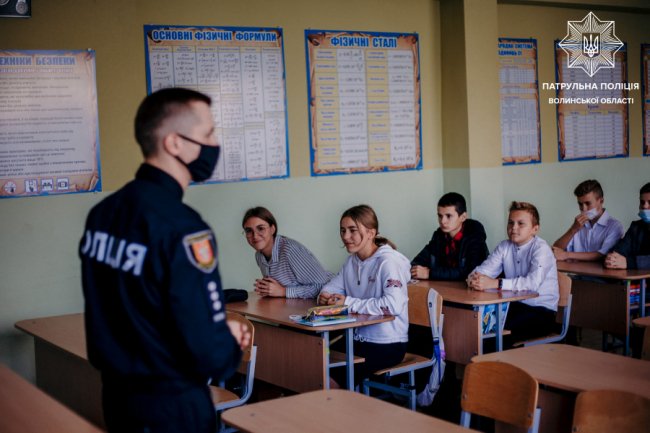 Волинські школярі отримали від патрульних та Генконсульства Польщі жилетки та флікери. ФОТО