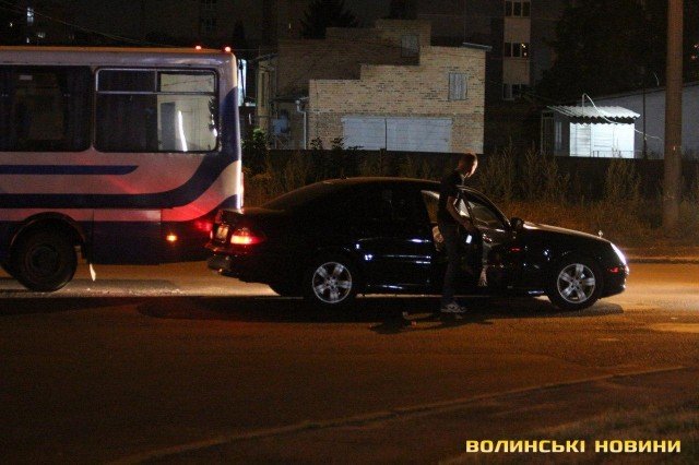 У Луцьку Mercedes не розминувся з автобусом. ФОТО