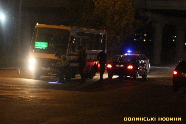 У Луцьку Mercedes не розминувся з автобусом. ФОТО