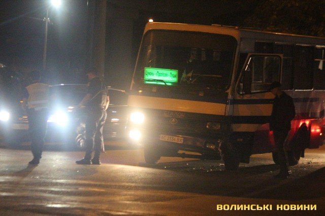 У Луцьку Mercedes не розминувся з автобусом. ФОТО