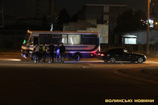 У Луцьку Mercedes не розминувся з автобусом. ФОТО