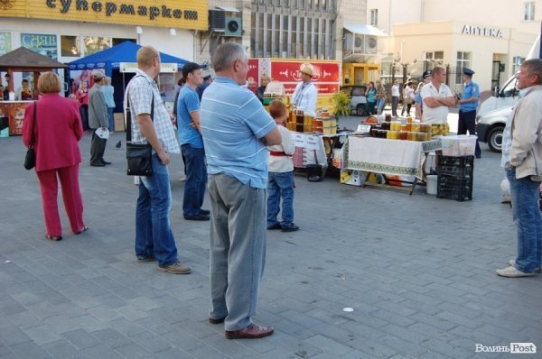 Лучанам дозволили пити пиво у центрі міста. ФОТО