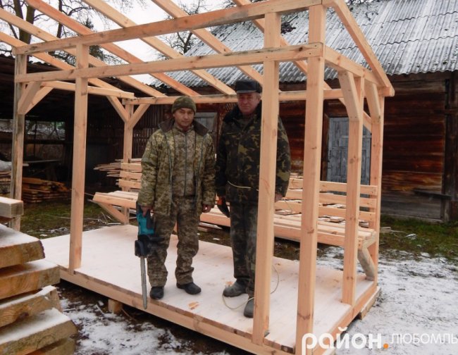 Волинські лісівники продовжують виготовляти та встановлювати зупинки. ФОТО