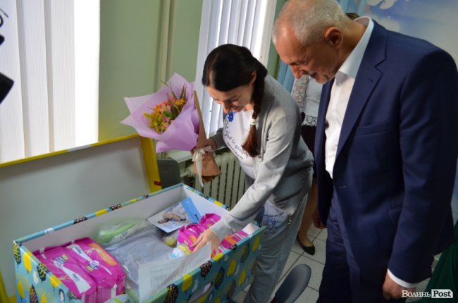 Необхідне для немовлят: у Луцьку вручили перші на Волині пакунки маляти. ФОТО