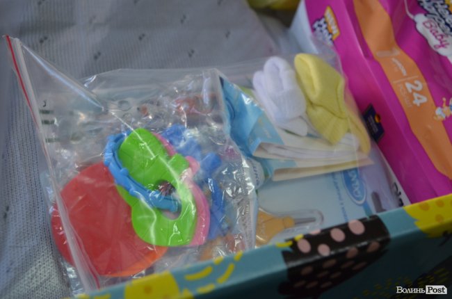 Необхідне для немовлят: у Луцьку вручили перші на Волині пакунки маляти. ФОТО