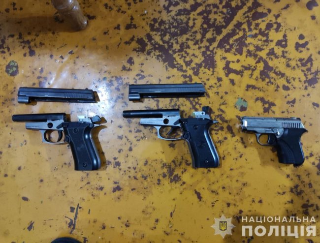 Гранати, зброя та набої: у поліції повідомили деталі обшуків на Волині