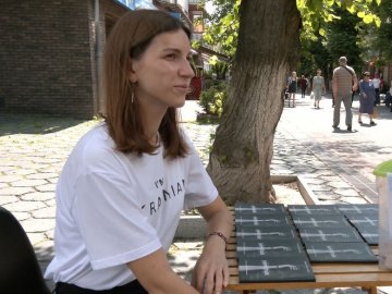 Лучанка продає свою поетичну збірку про війну, щоб допомогти військовим. ВІДЕО