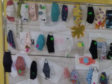 У школі поблизу Луцька учні шиють захисні маски. ФОТО