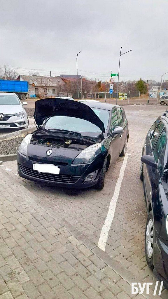 На Волині біля сервісного центру священник освячував автівки.ФОТО