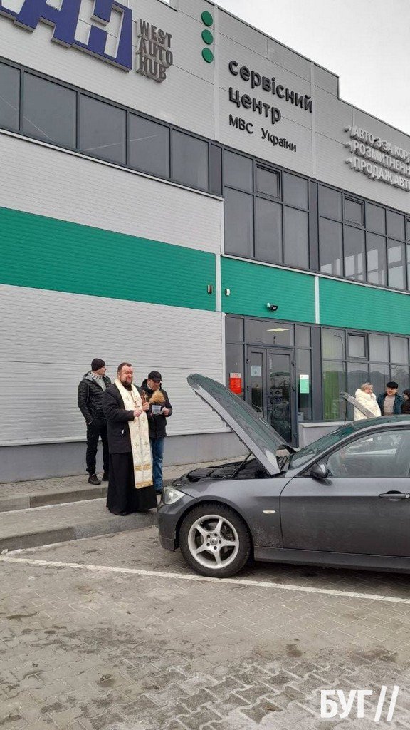 На Волині біля сервісного центру священник освячував автівки.ФОТО