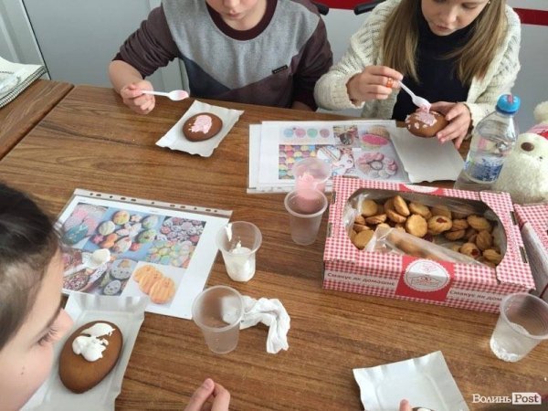 Луцька малеча розписувала їстівну писанку. ФОТО