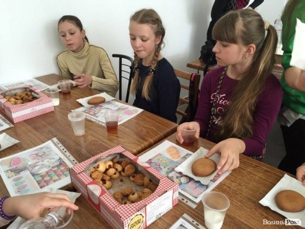 Луцька малеча розписувала їстівну писанку. ФОТО