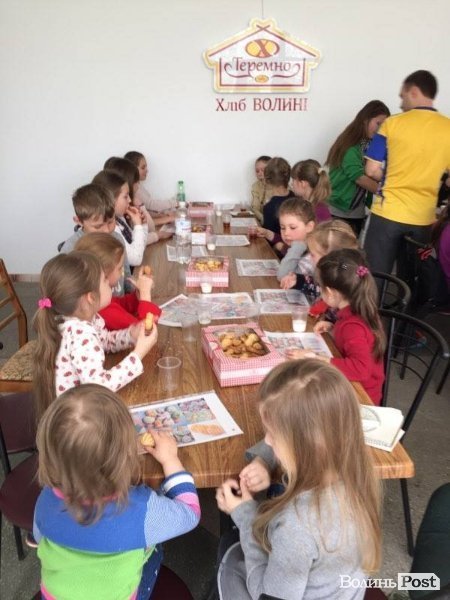 Луцька малеча розписувала їстівну писанку. ФОТО