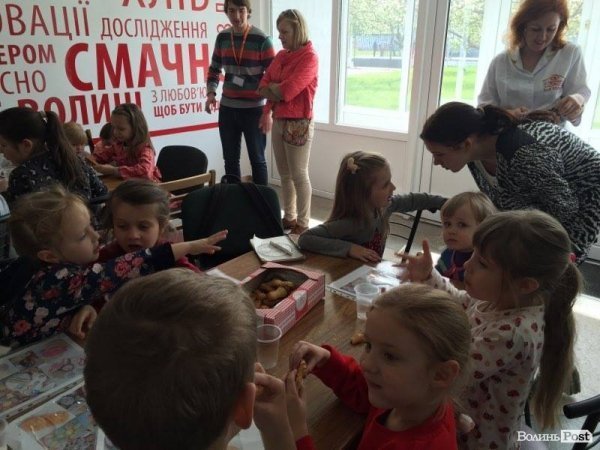 Луцька малеча розписувала їстівну писанку. ФОТО