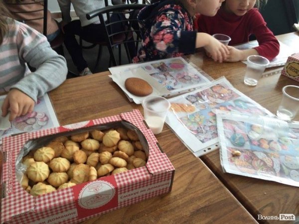 Луцька малеча розписувала їстівну писанку. ФОТО