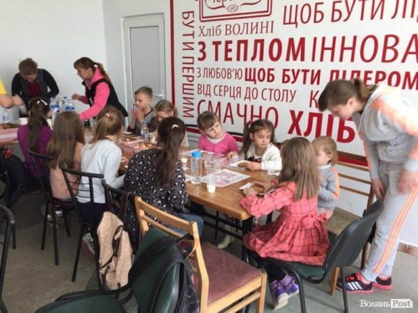 Луцька малеча розписувала їстівну писанку. ФОТО