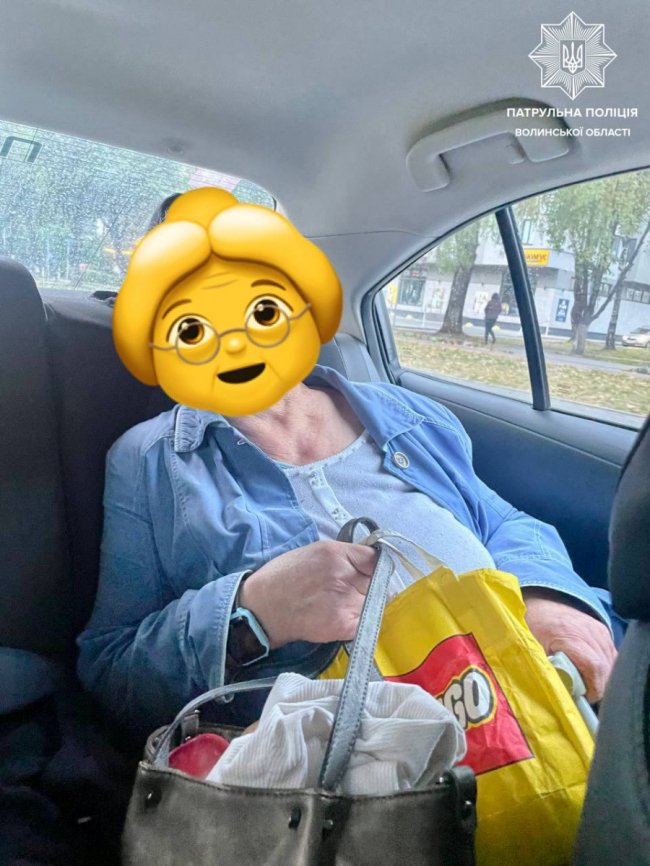 Патрульні у Луцьку допомогли двом бабусям