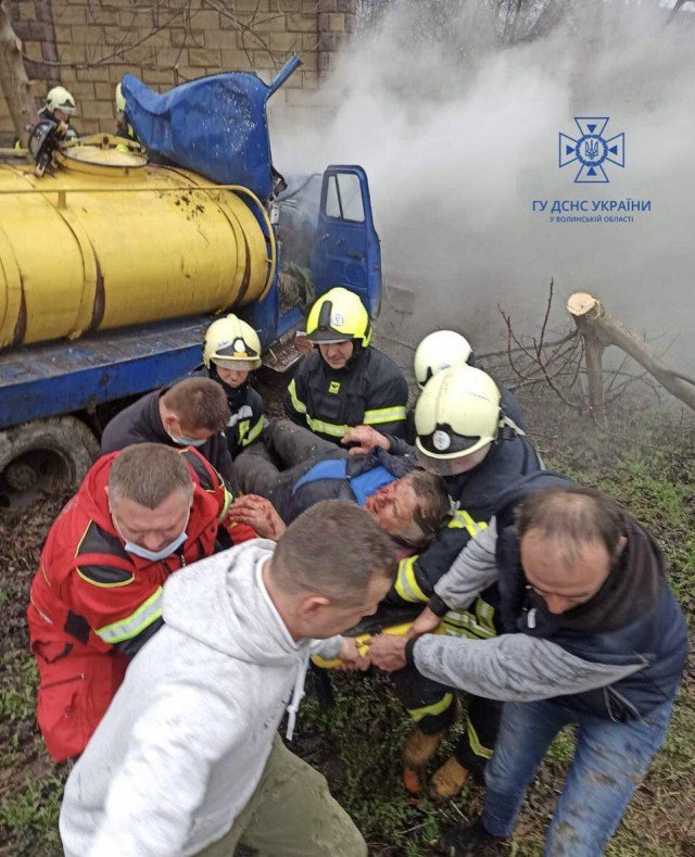 Під Луцьком зіткнулися молоковоз та маршрутка: одного з водіїв вирізали з авто рятувальники. ФОТО