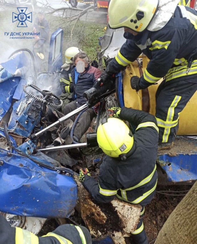 Під Луцьком зіткнулися молоковоз та маршрутка: одного з водіїв вирізали з авто рятувальники. ФОТО