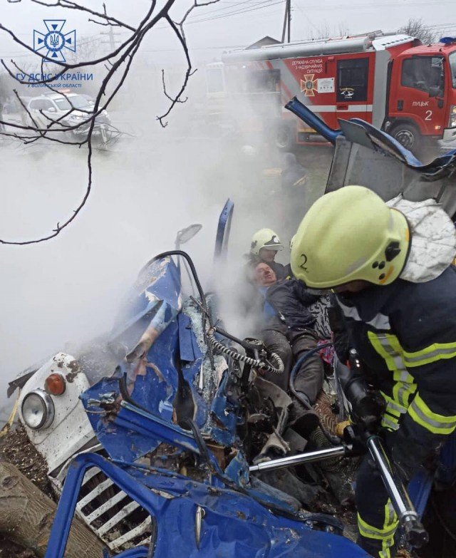 Під Луцьком зіткнулися молоковоз та маршрутка: одного з водіїв вирізали з авто рятувальники. ФОТО