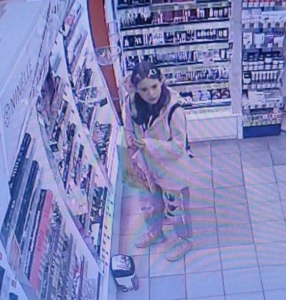 На Волині поліція розшукує особу, яка вчинила крадіжку у магазині