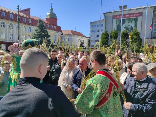 Як освячували вербу в луцькому соборі. ФОТО