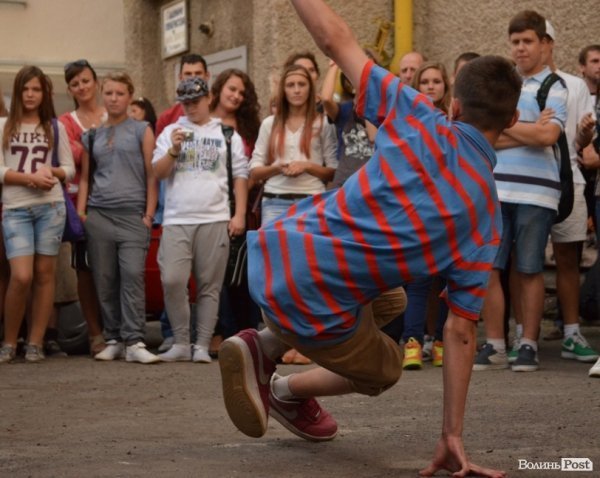 У центрі Луцька влаштували хіп-хоп вечірку. ФОТО  