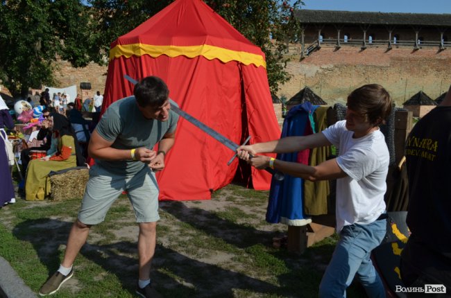 Дзвін мечів та запеклі бої: як у замку Любарта змагаються лицарі. ФОТО