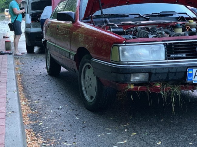 Вийти сухим із води неможливо: у Луцьку затопило одну із вулиць. ФОТО