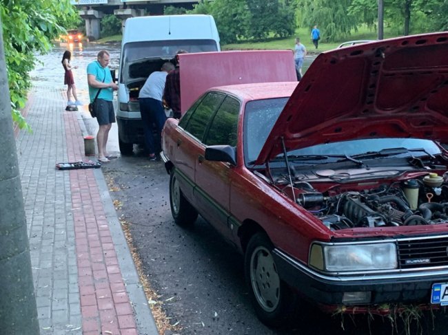 Вийти сухим із води неможливо: у Луцьку затопило одну із вулиць. ФОТО