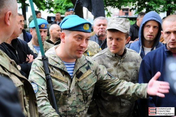 Учасники бойових дій пікетують військову прокуратуру в Луцьку. ФОТО