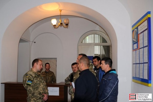 Учасники бойових дій пікетують військову прокуратуру в Луцьку. ФОТО