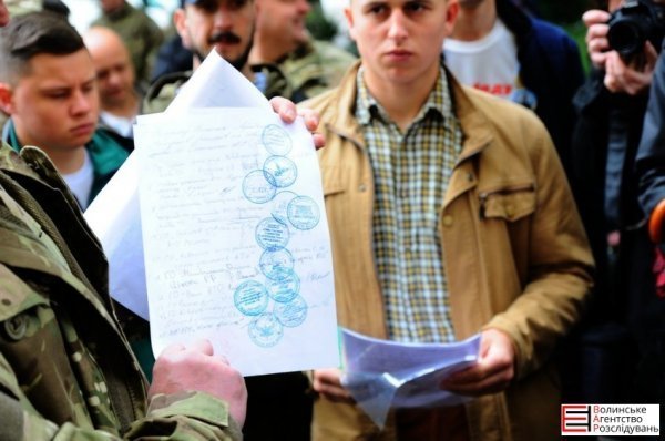 Учасники бойових дій пікетують військову прокуратуру в Луцьку. ФОТО