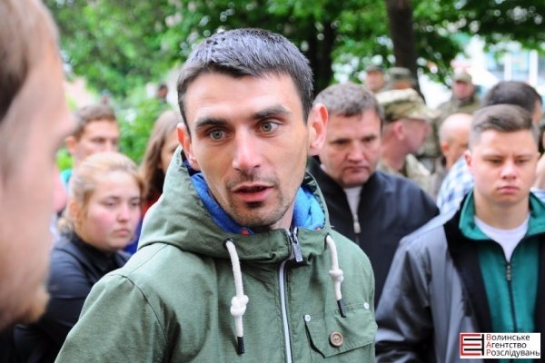 Учасники бойових дій пікетують військову прокуратуру в Луцьку. ФОТО