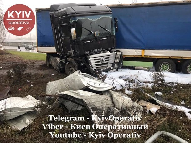 У Києві фура зі сплячим водієм влетіла у заправку, зносячи все на своєму шляху. ФОТО