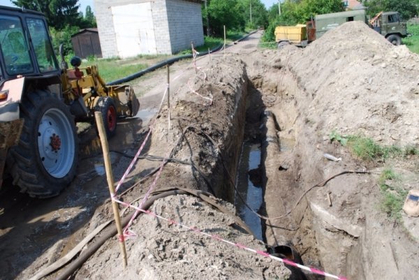 Під Луцьком проводить заміну аварійної ділянки водогону. ФОТО