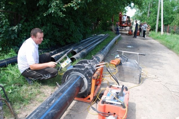 Під Луцьком проводить заміну аварійної ділянки водогону. ФОТО