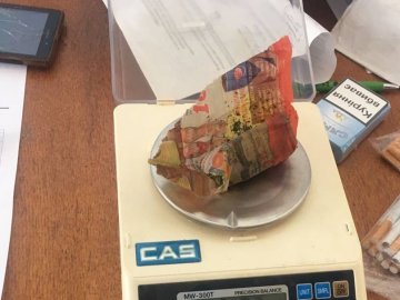 На «Ягодині» затримали чоловіка, який освіжав авто марихуаною