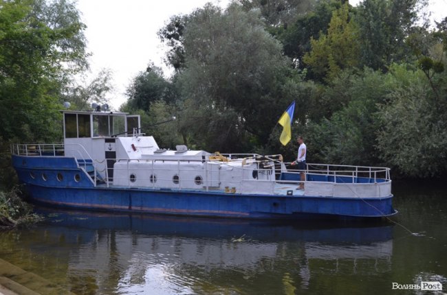 Буксирували по Стиру: у центральному парку Луцька монтують «плавучу пристань»