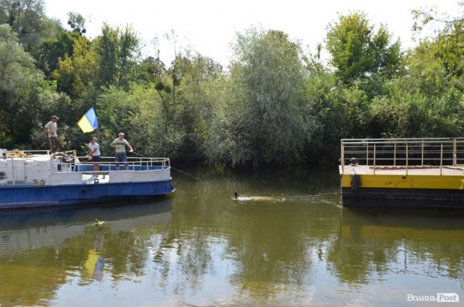 Буксирували по Стиру: у центральному парку Луцька монтують «плавучу пристань»